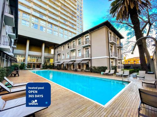 una foto della piscina di un hotel di Trendy Apartment in Puerto Madero a Buenos Aires