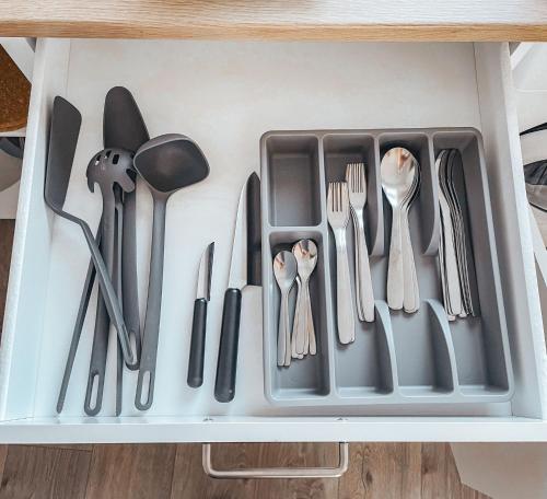 a tray filled with utensils in a drawer at Unterkunft SL in Freimersheim