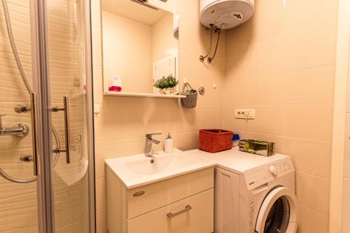łazienka z umywalką i pralką w obiekcie Stylish apt Marta, private parking,BBQ in Stobreč w Stobreču