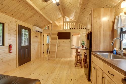 uma cozinha numa pequena casa com um lavatório em Middlebury Center Retreat Gas Grill and Scenic Deck 