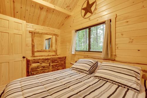 um quarto com uma cama num chalé de madeira em Middlebury Center Retreat Gas Grill and Scenic Deck 