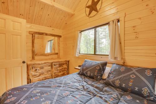 Tempat tidur dalam kamar di Middlebury Center Retreat, Stunning Mountain Views