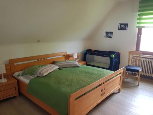 ein Schlafzimmer mit einem Holzbett und einem Koffer in der Unterkunft Hedasis Ferienwohnung3, 500 m zum Möhnesee in Möhnesee