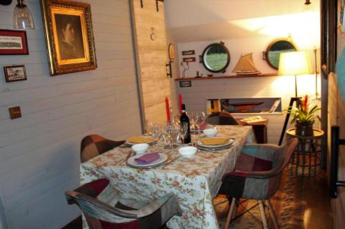 - une salle à manger avec une table et des chaises dans l'établissement Giséle Peniche 1930, à Dole