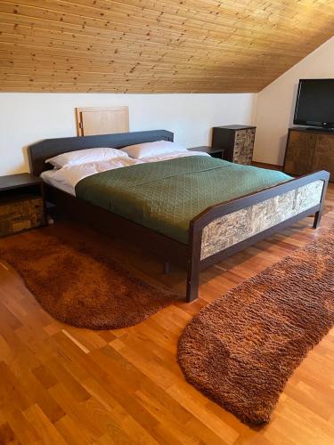 a large bed in a room with a rug at Vela Ferienhaus in Lichtenstein