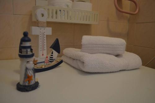 - une pile de serviettes sur un comptoir dans la salle de bains dans l'établissement OrlaBela, à Manta Rota