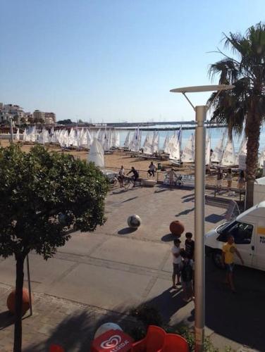 a group of people standing on a sidewalk near the beach at Comodo appartamento a Crotone in Crotone