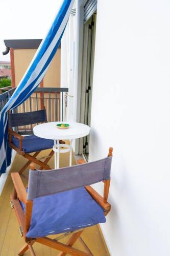 a balcony with two chairs and a table on a balcony at Comodo appartamento a Crotone in Crotone