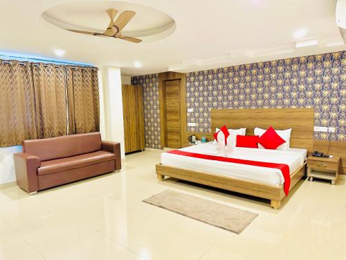 ein Schlafzimmer mit einem großen Bett und einem Stuhl in der Unterkunft The Landmark Banjara Hills - Hyderabad in Hyderabad