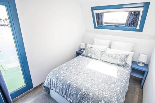 una camera con letto e finestra di Apartamento flotante. Unico a Santander