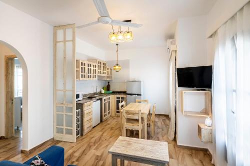 ダハブにあるDahab One - El Primo VIP apartmentsのテーブルとキッチンのあるリビングルーム