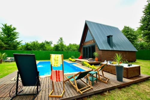 a deck with a swimming pool and a tiny house at Sapanca Aslan dağevi in Sapanca