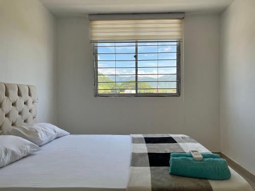 - une chambre avec un grand lit et une fenêtre dans l'établissement Cerca del Paraíso, Río Guatapuri, à Valledupar