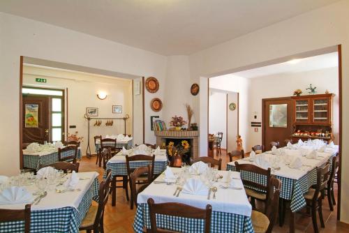 un restaurante con mesas y sillas con manteles blancos y azules en Agriturismo Il Tratturo, en Pescara