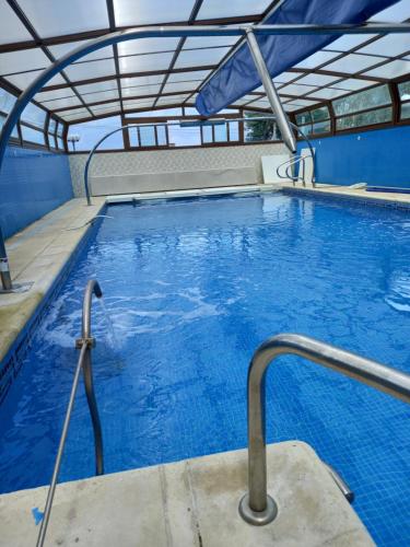 uma grande piscina com água azul em Casa Buda Conors em Foz