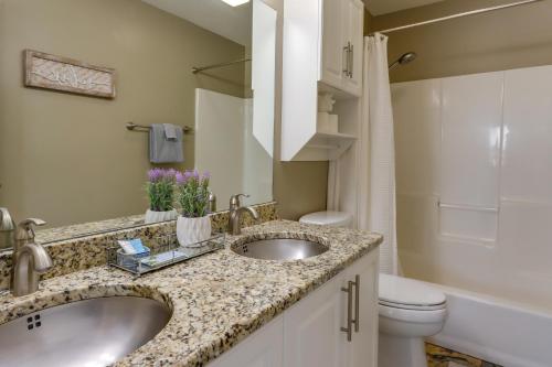 Koupelna v ubytování Lake Views and Pool Access Condo in Osage Beach!