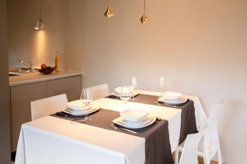 a dining room with a white table and chairs at Style apartments VdA in Senin