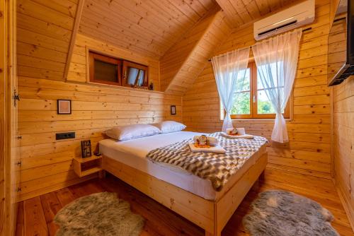 1 dormitorio con 1 cama en una cabaña de madera en Vila Lipa, 