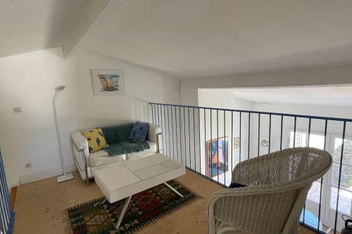 un salon avec un canapé et une chaise dans l'établissement 75m near the beach with garden and terrace, à La Flotte