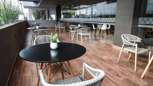 Um restaurante ou outro lugar para comer em Best Western Santorin