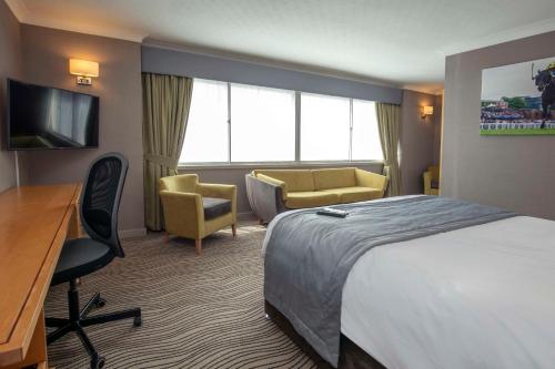 una camera d'albergo con letto e scrivania di Best Western Heath Court Hotel a Newmarket