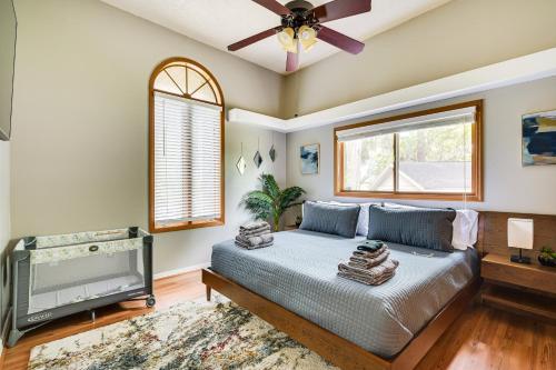 1 dormitorio con 1 cama y TV de pantalla plana en Gorgeous Tampa Home Lanai and Private Pool!, en Tampa