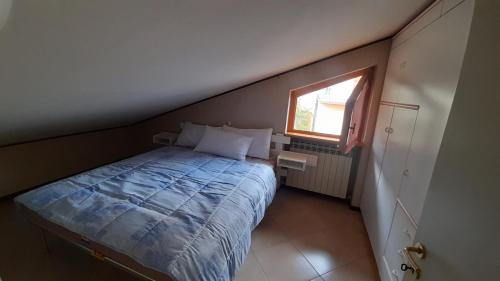 - une petite chambre avec un lit et une fenêtre dans l'établissement La Tana di Tina, à Pescocostanzo