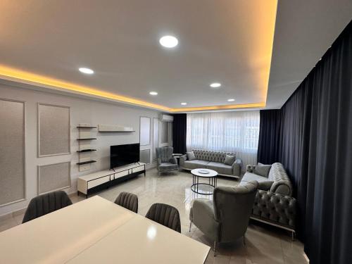Μια τηλεόραση ή/και κέντρο ψυχαγωγίας στο Lumiera Suites Hotel