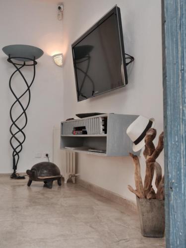 a living room with a television and a turtle on the floor at Dar Ennour Djerbahood Erriadh in Houmt Souk