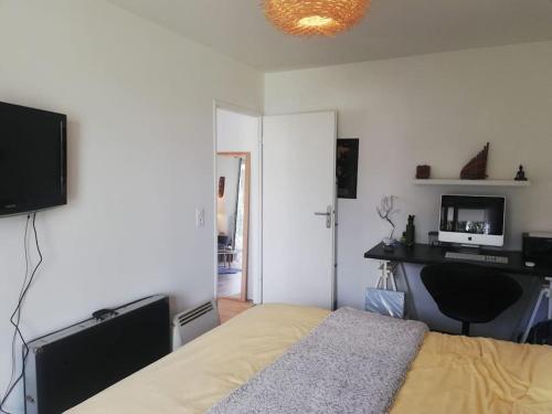 Μια τηλεόραση ή/και κέντρο ψυχαγωγίας στο Spacieux, lumineux, équipé - balcon & parking