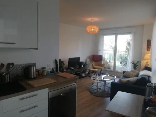 Η κουζίνα ή μικρή κουζίνα στο Spacieux, lumineux, équipé - balcon & parking