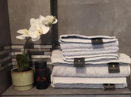 - une pile de serviettes assises sur une table dans la salle de bains dans l'établissement Paris Maubert Mutualité, à Paris