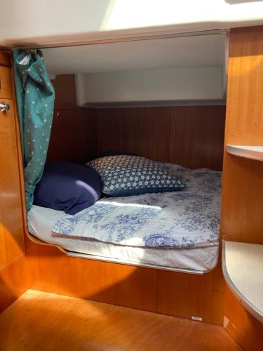 een klein bed achterin een boot bij Bateau Nirvana 7,6 m in Beaulieu-sur-Mer
