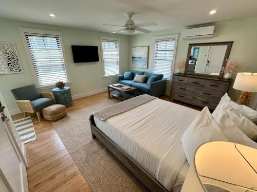 a bedroom with a bed and a living room at Prime Location! Renovated House! 6 Bed4 Bath in Newport