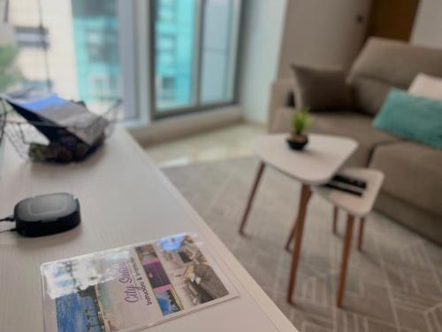 una sala de estar con un libro sobre una mesa en Luxury 1 Bed Apt - City Suites Ocean Spa Plaza en Gibraltar