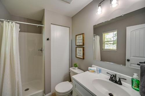 uma casa de banho com um lavatório, um chuveiro e um WC. em Serene Dry Ridge Vacation Rental with Nearby Fishing em Dry Ridge