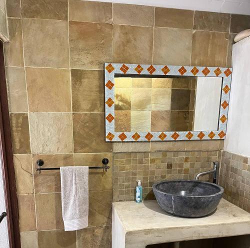 a bathroom with a sink and a mirror at Mi Casita in Graskop