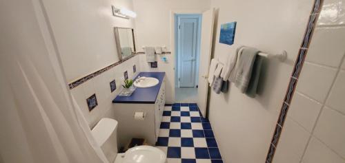 uma pequena casa de banho com lavatório e WC em The Butterfly Cottage em Marathon