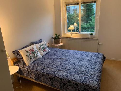 Habitación pequeña con cama y ventana en Charming Downtown Gem, en Linköping