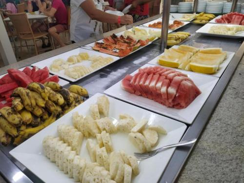 a buffet line with different types of food on plates at Spazzio Diroma Hospedagem com acesso gratuito no Acqua Park in Caldas Novas