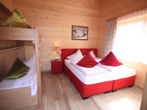sypialnia z 2 łóżkami w drewnianym domku w obiekcie Kaprun Lodge - L w Kaprunie