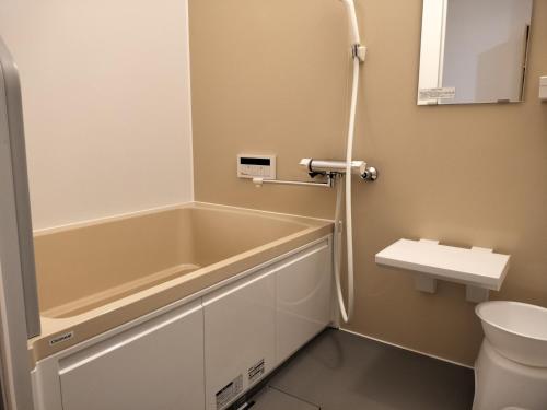 美濃市にある古民家クルンズのバスタブとトイレ付きのバスルーム