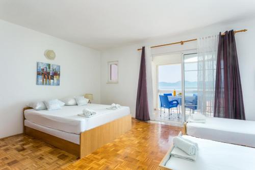 Posteľ alebo postele v izbe v ubytovaní Apartments with a parking space Podaca, Makarska - 6736