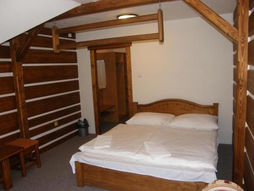 Кровать или кровати в номере Horsky hotel Stumpovka