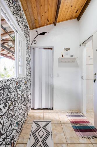 a room with a wall covered in graffiti at Guest House Vida Vibra in Ubatuba