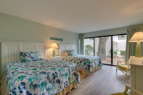 3-Story Villa with Pool Access - Steps to Beach! في جزيرة هيلتون هيد: غرفة نوم بسريرين ونافذة