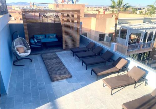 Downtown loft: rooftop pool & gym