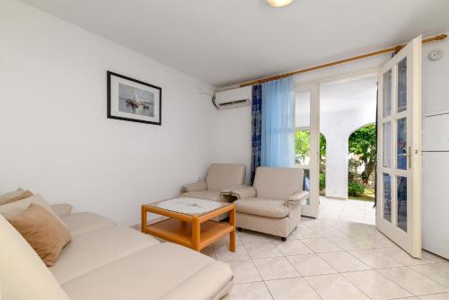 Ruang duduk di Apartments with parking space Kavran, Marcana - 14109