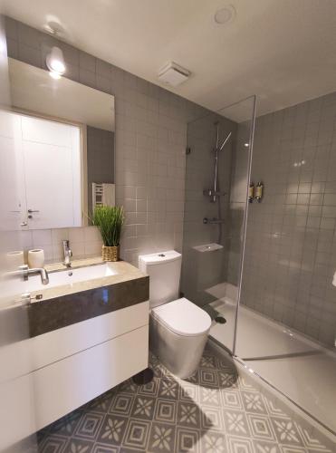 Et badeværelse på Porto Retreat Pool&Garden