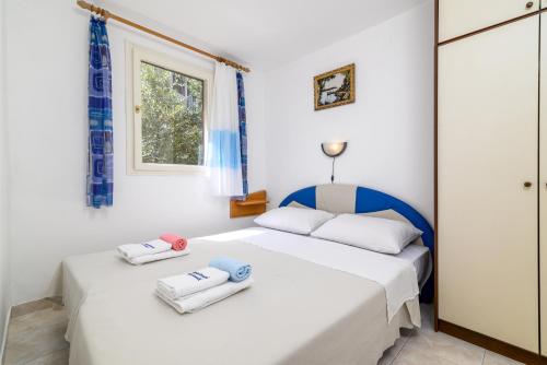 1 dormitorio con 2 camas y toallas. en Apartments with a parking space Kavran, Marcana - 14109, en Kavran